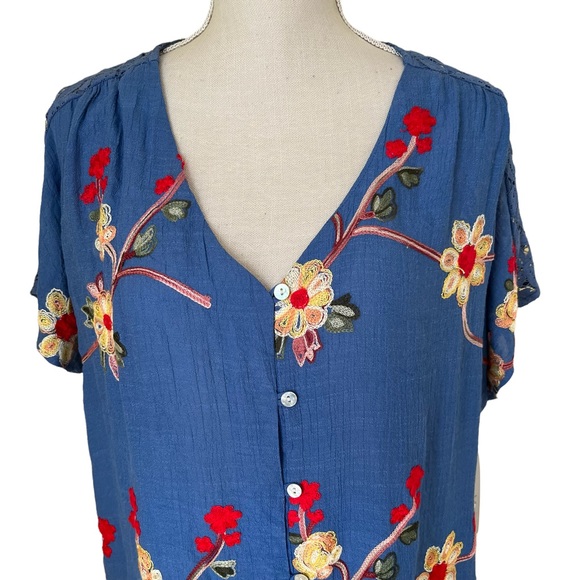 Fig and Flower Blue Blouse with Embroidered Floral Detail 1X - Picture 2 of 10